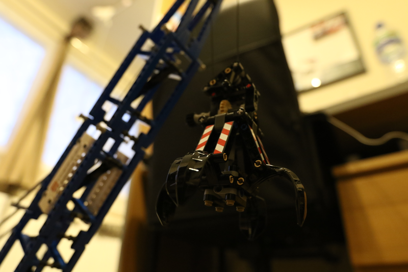Illustration for article titled Lego Technic Crawler Crane: The Oppo Review